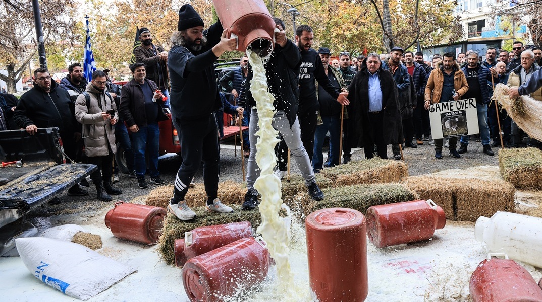 Κτηνοτρόφοι στη Λάρισα πέταξαν γάλα, καλαμπόκι και άχυρα μπροστά στο δικαστήριο 