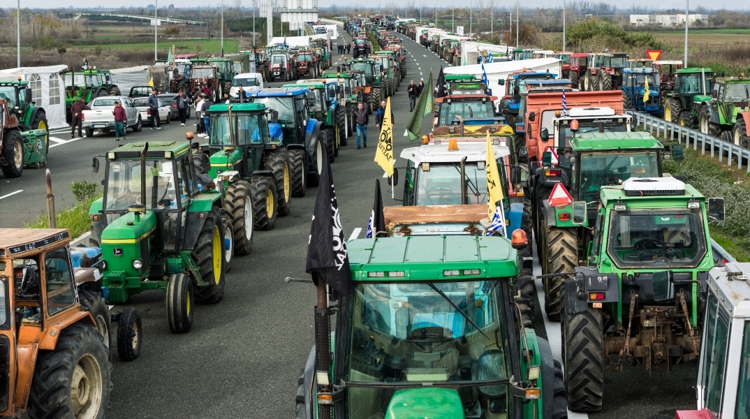 Οι αγρότες παραμένουν στα μπλόκα