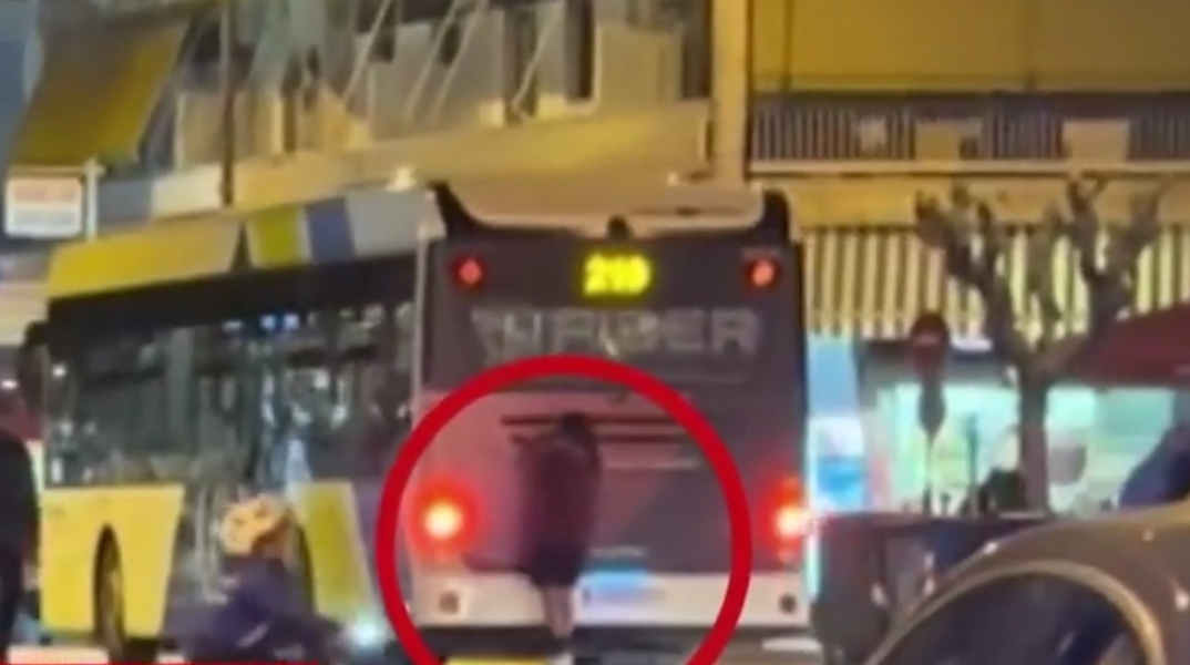 Νεαρός με skate «κρεμάστηκε» από λεωφορείο