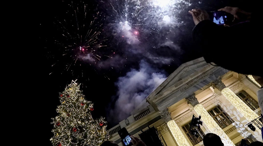 φωταγώγηση του χριστουγεννιάτικου δέντρου στον Πειραιά