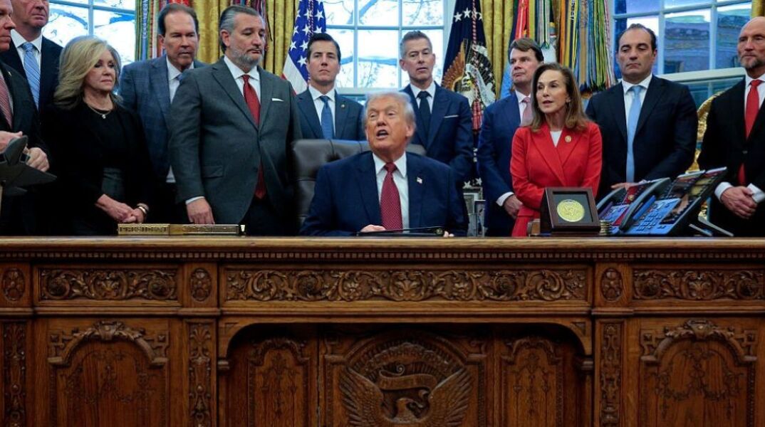 O Ντόναλντ Τραμπ στον Οβάλ γραφείο του Λευκού Οίκου, κάνει δηλώσεις περιστοιχισμένος από μέλη της κυβέρνησής του