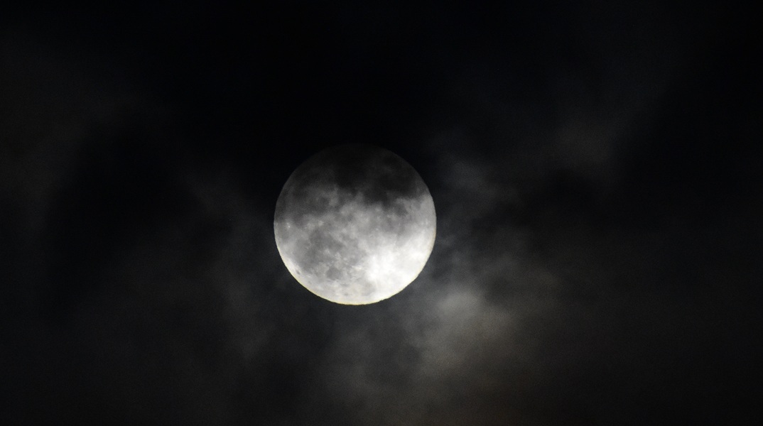 Η θεαματική «Ψυχρή Υπερπανσέληνος» θα φωτίσει τον ουρανό - Η Σελήνη στο υψηλότερο σημείο 