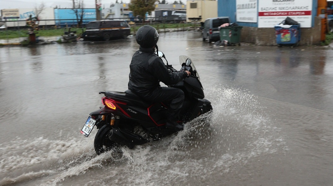 Καιρός αύριο: Μαίνεται η κακοκαιρία Byron - Η εξέλιξη τις επόμενες ώρες