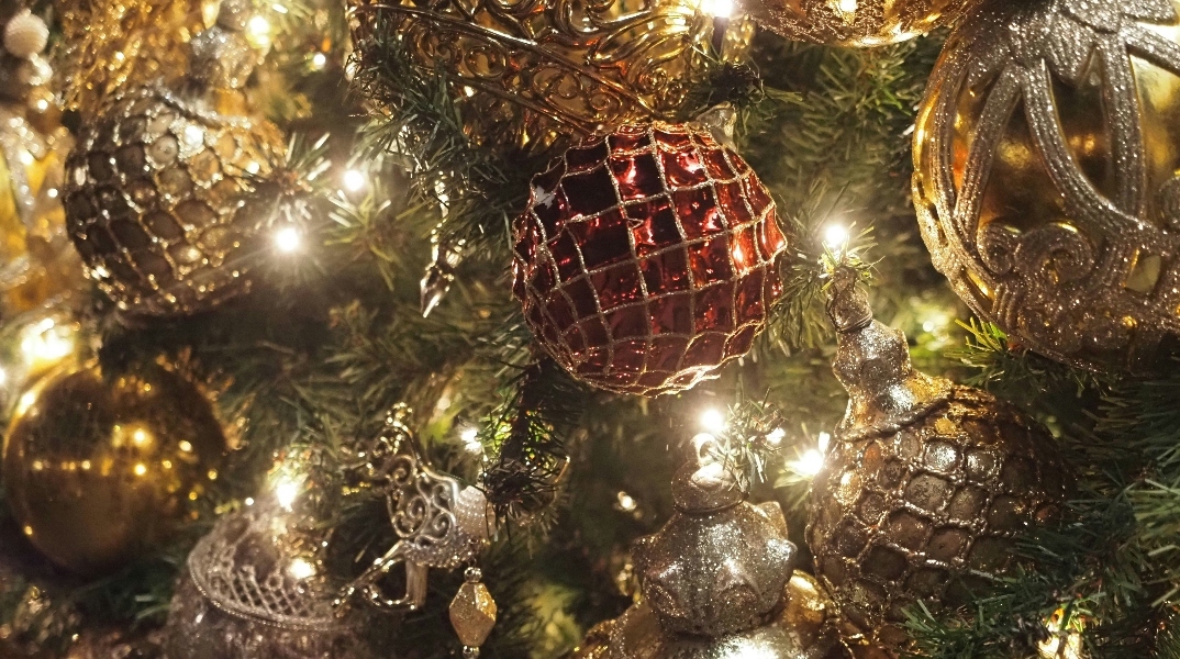 Μπορoύμε να αφήνουμε τα φωτάκια του χριστουγεννιάτικου δέντρου αναμμένα όλη νύχτα; - Οι ειδικοί απαντούν