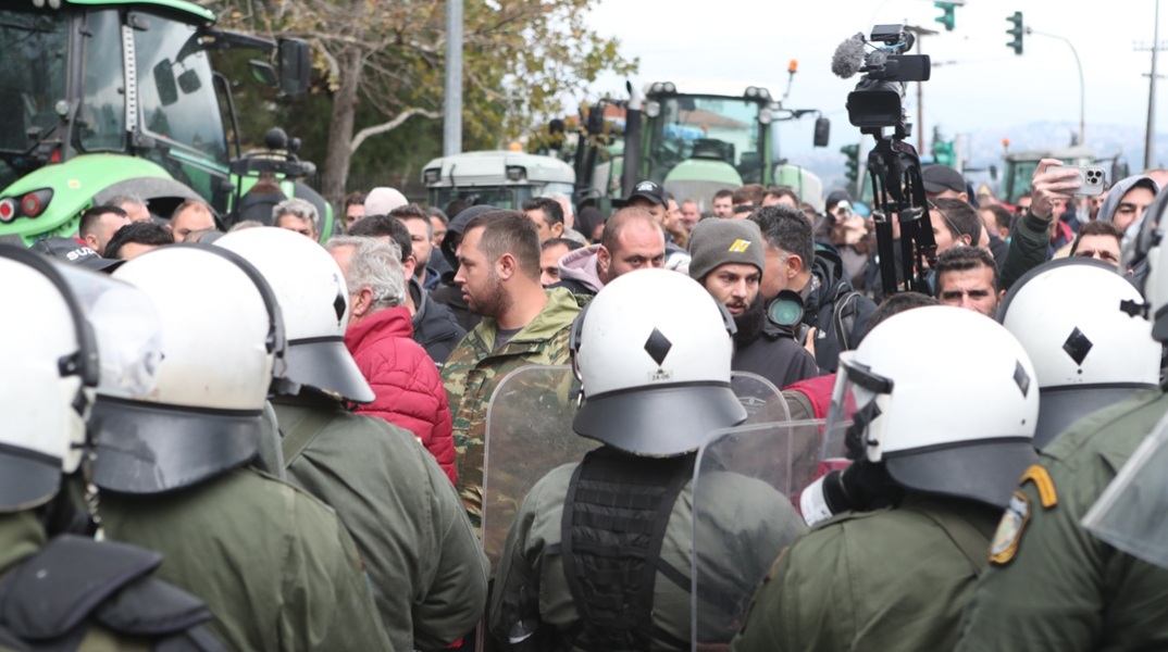Θεσσαλονίκη: Ένταση και χημικά ανάμεσα σε ΜΑΤ και αγρότες