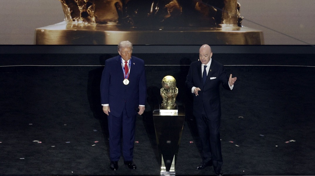 Το πρώτο βραβείο ειρήνης της FIFA έλαβε ο Ντόναλντ Τραμπ