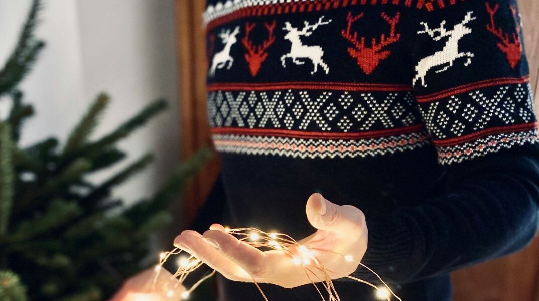 Η HSBC είπε «όχι» στα χριστουγεννιάτικα πουλόβερ – για να μη… θιγούν οι πελάτες