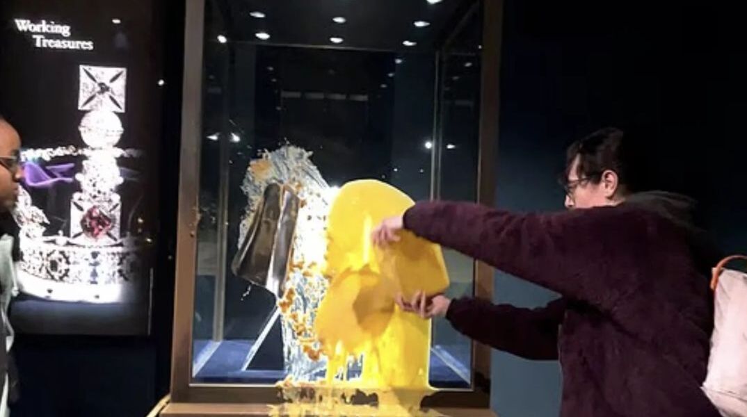 Κραμπλ μήλου και κρέμα πάνω στο στέμμα: τέσσερις συλλήψεις στον Πύργο του Λονδίνου