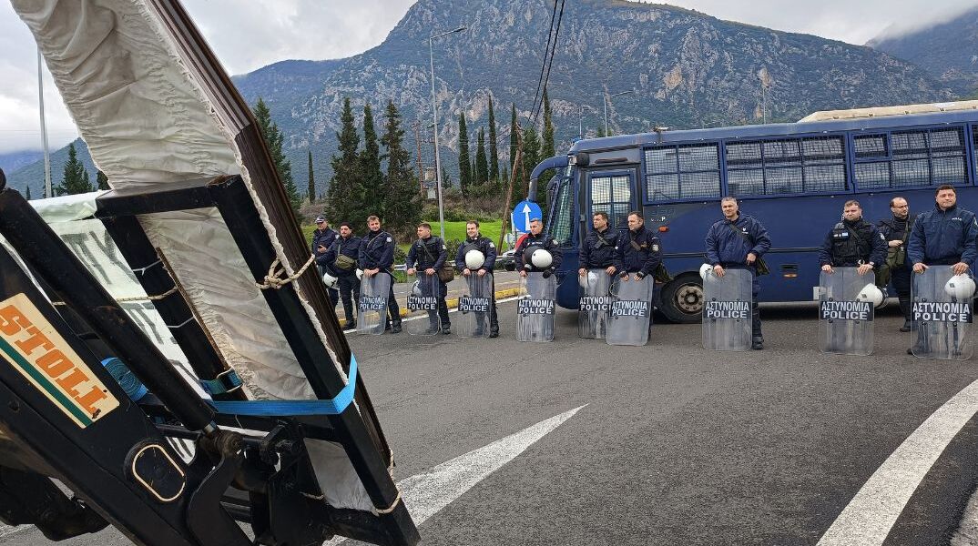 Σε αποκλεισμό της Εθνικής Οδού Αθηνών-Λαμίας προχώρησαν οι αγρότες της Φθιώτιδας