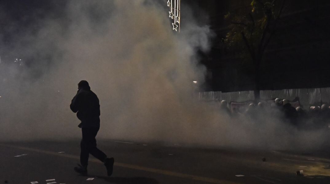 Επεισόδια κατά τη διάρκεια της πορείας για τον Αλέξανδρο Γρηγορόπουλο στο κέντρο της Αθήνας