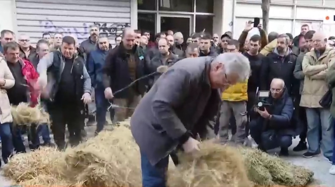 Αγρότες απέκλεισαν το γραφείο του Τσιάρα