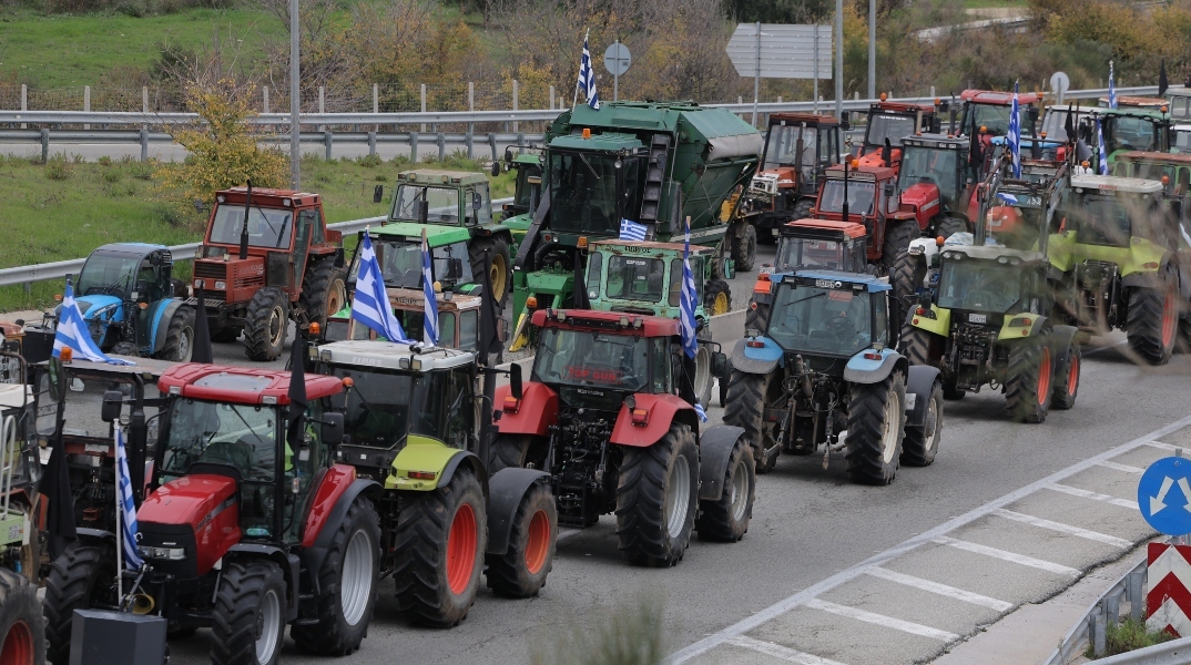 Αγρότες μπήκαν με τα τρακτέρ στην Πάτρα 