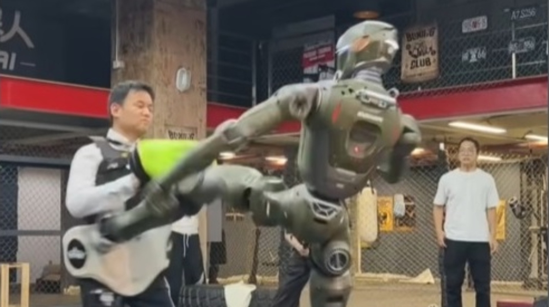 Ρομπότ κλωτσά τον CEO της εταιρείας που το κατασκεύασε