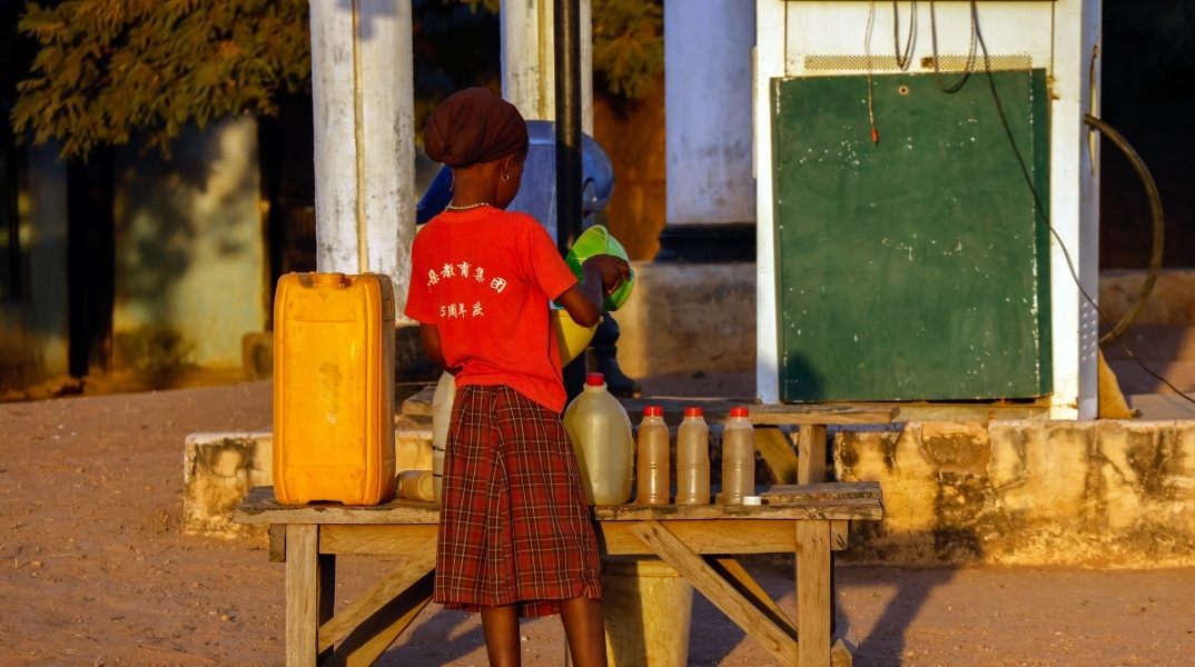 Ένα νεαρό κορίτσι πουλάει βενζίνη στη Νιγηρία