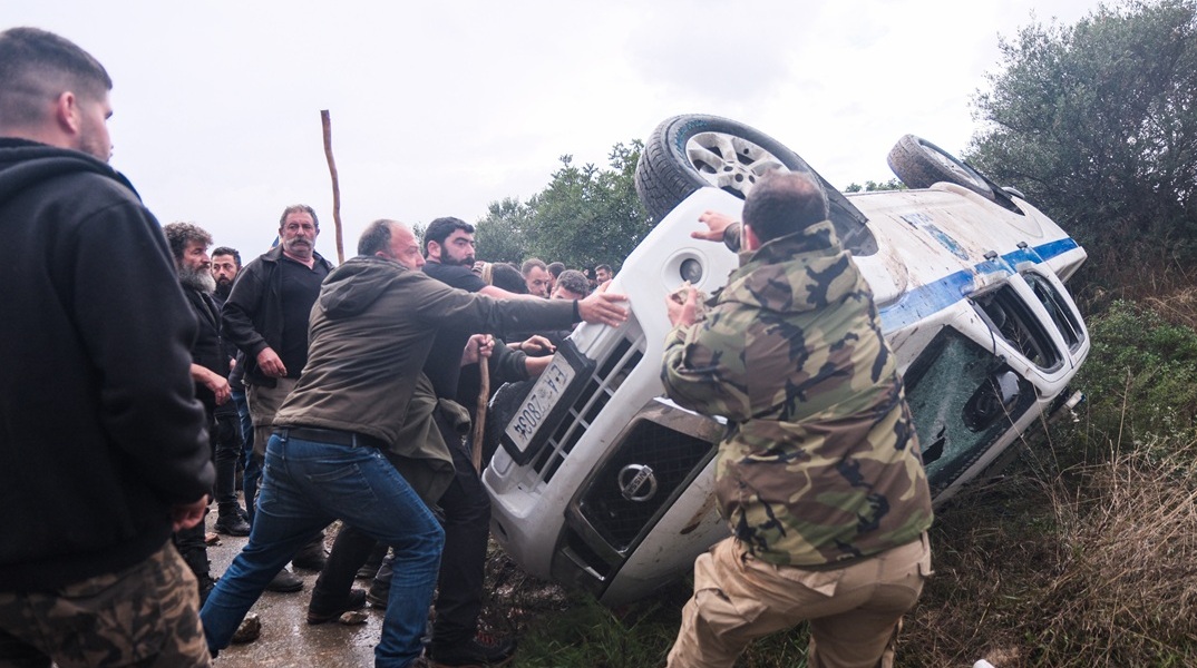 Πρωτοφανείς αγριότητες στην Κρήτη: Δείτε εικόνες από τα επεισόδια αγροτών και αστυνομίας
