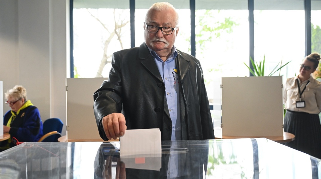 Ο πρώην Πολωνός πρόεδρος και βραβευμένος με Νόμπελ Ειρήνης Λεχ Βαλέσα ψηφίζει κατά τη διάρκεια των προεδρικών εκλογών της Πολωνίας, 18 Μαΐου 2025