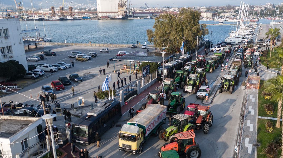 Μπλόκα αγροτών: Έφτασαν τα τρακτέρ στον Βόλο - Σχεδιάζουν τον αποκλεισμό του λιμανιού