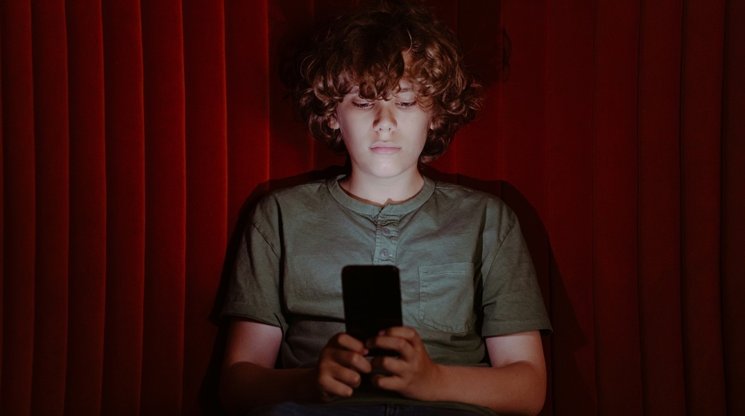 This is the end - Οι Αυστραλοί έφηβοι «θρηνούν» την απώλεια πρόσβασης στα social media