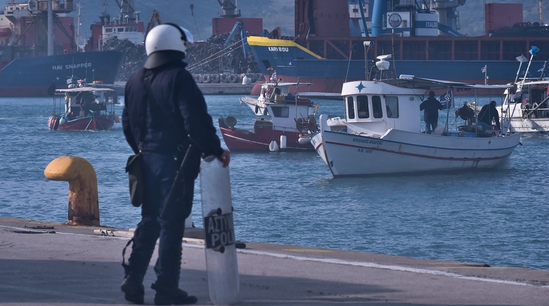 Αποχωρούν οι αγρότες από το λιμάνι του Βόλου - Κανονικά τα δρομολόγια των «δελφινιών»