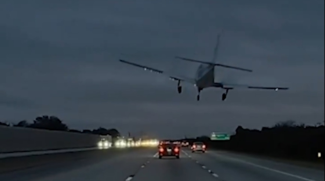 Αεροπλάνο προσγειώθηκε πάνω σε αυτοκίνητο