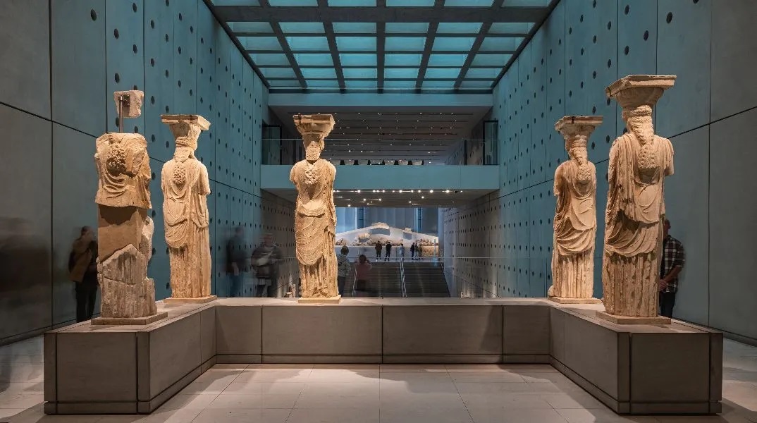 Οι Καρυάτιδες του Ερεχθείου στο Μουσείο Ακρόπολης © Μουσείο Ακρόπολης/ Σοφία Παπαστράτη