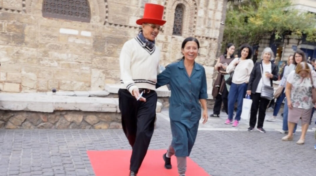 Ο Λάκης Γαβαλάς μετατρέπει την Ερμού σε πασαρέλα | ΣΚΡΑΤΣ