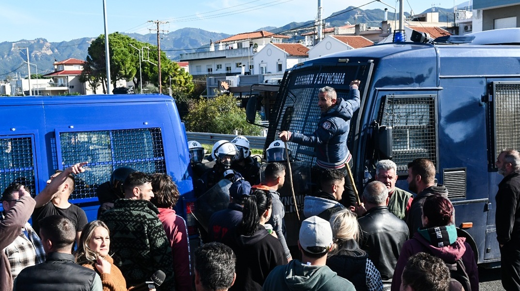 Ένταση στην Πάτρα: Μπλόκο της αστυνομίας στους αγρότες στο Ρίο-Αντίρριο - Έπεσαν χημικά και κρότου λάμψης