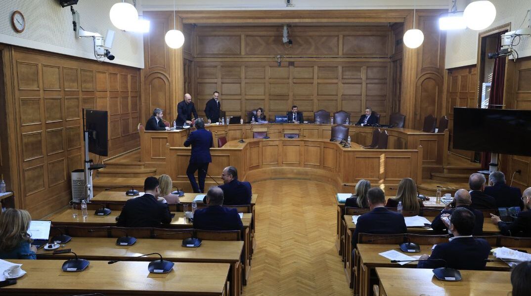 Η Εξεταστική πήρε φωτιά: Κωνσταντοπούλου–Ξυλούρης σε σύγκρουση χωρίς φρένα