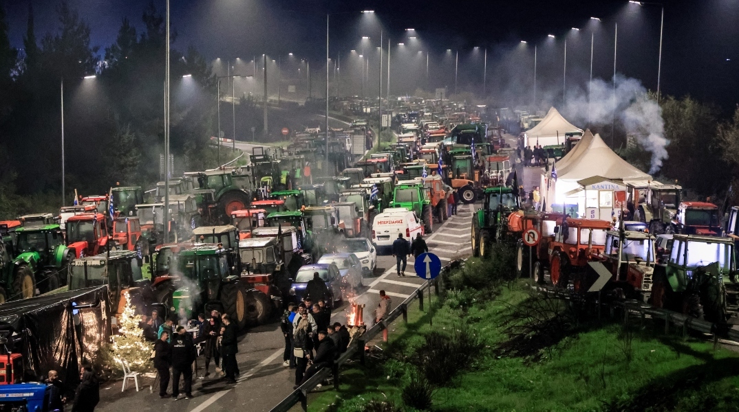 Παραμένουν στα μπλόκα της Λάρισας και της Πάτρας οι αγρότες