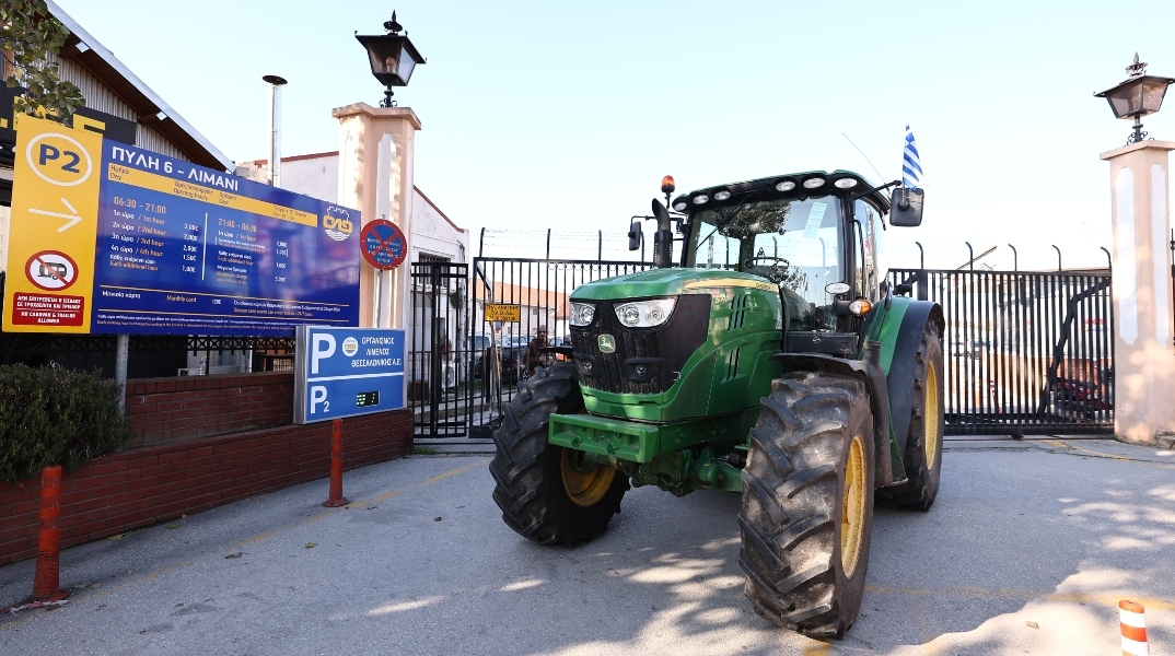 Στη Θεσσαλονίκη οι αγρότες - Έστησαν μπλόκο με τρακτέρ έξω από το λιμάνι
