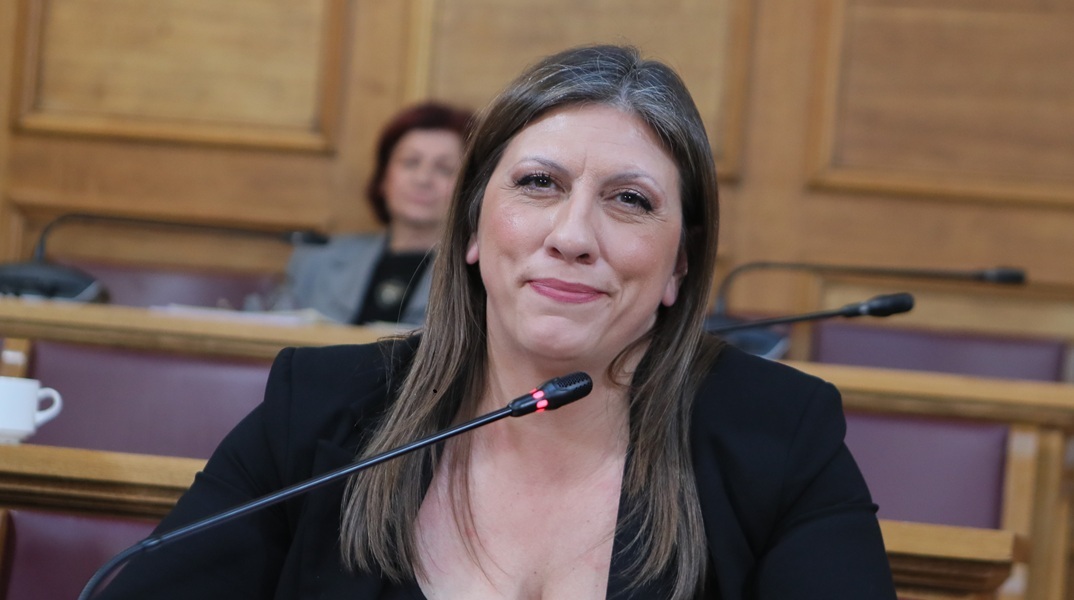 Η Ζωή Κωνσταντοπούλου ανέβασε βίντεο 20 λεπτών με τα τηλεφωνήματα στο «100» για τον «Φραπέ»