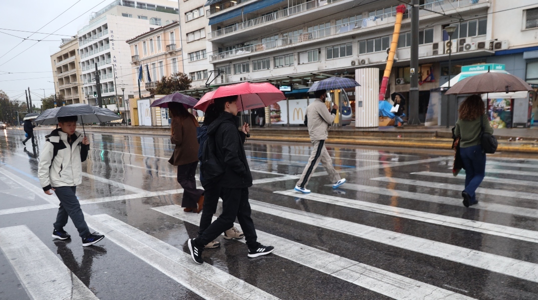 Καιρός, περαστικοι, βροχη
