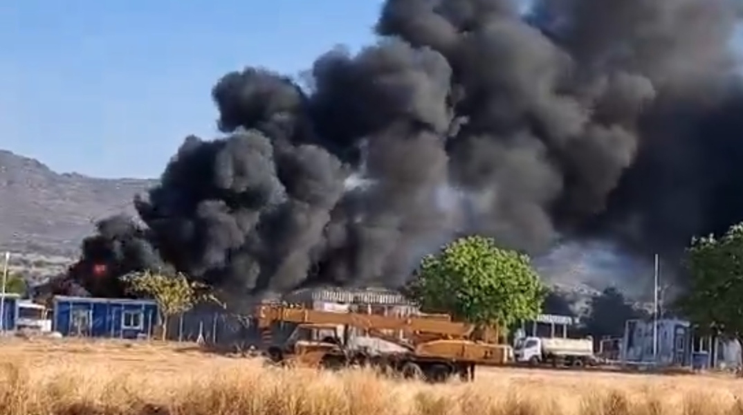 εκρηξη, καπνοι, σπιτια, βουνα