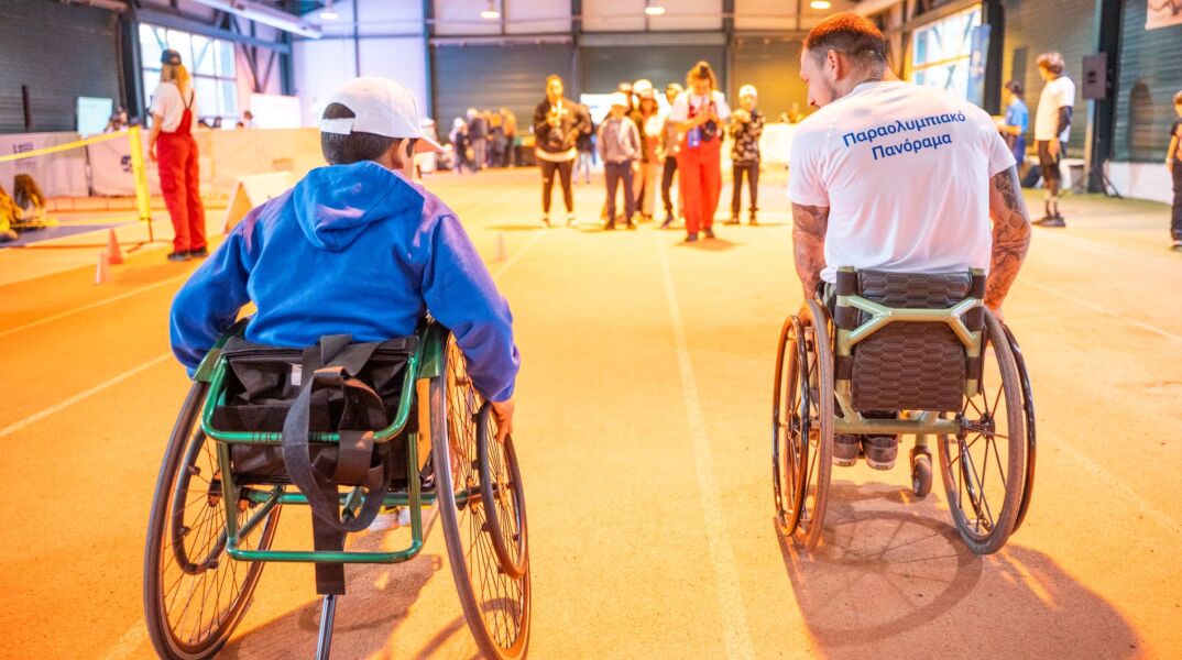 Στιγμιότυπα από τις επιδείξεις που έγιναν στους μαθητές, στα αθλήματα της Τοξοβολίας, της Επιτραπέζιας Αντισφαίρισης, του Στίβου με Αμαξίδιο και της Καλαθοσφαίρισης με Αμαξίδιο.   