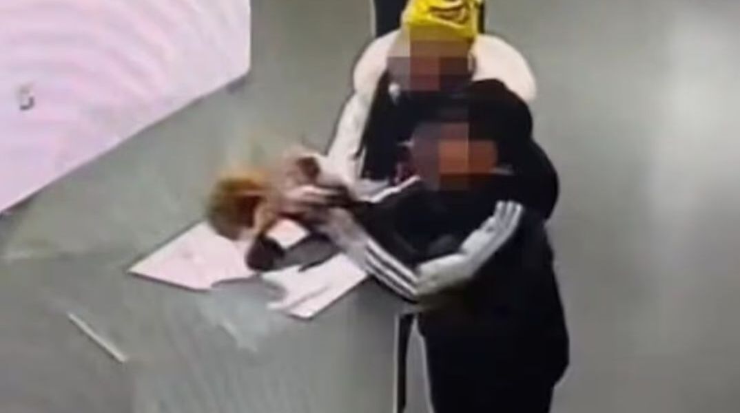 Πεκίνο: Παιδί έριξε στο πάτωμα χειροποίητο χρυσό στέμμα 