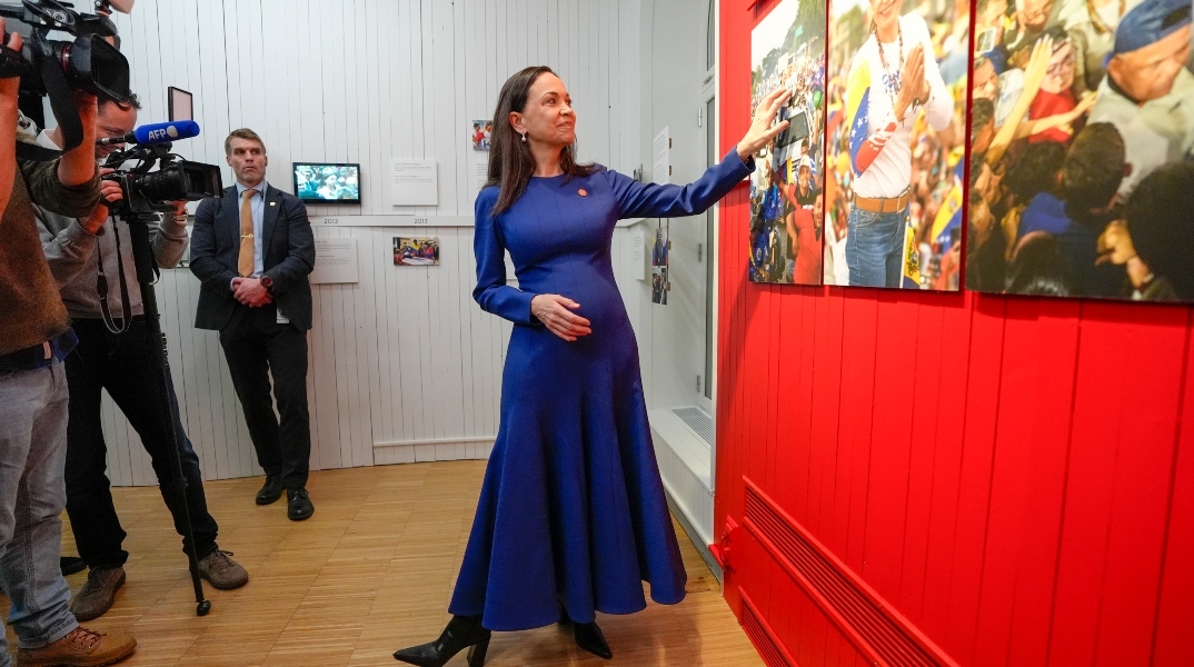 Η βραβευμένη με Νόμπελ Ειρήνης Μαρία Κορίνα Ματσάδο στα εγκαίνια της επίσημης έκθεσης για το Βραβείο Ειρήνης στο Κέντρο Νόμπελ Ειρήνης στο Όσλο της Νορβηγίας