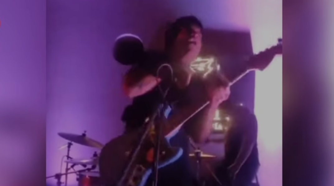 Τραγουδιστής υπέστη ηλεκτροπληξία κατά τη διάρκεια συναυλίας  