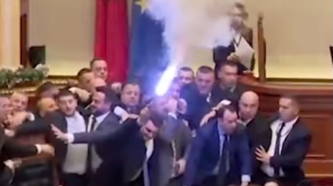 Αλβανία: Βουλευτές άναψαν καπνογόνα και πέταξαν νερά εντός της Βουλής