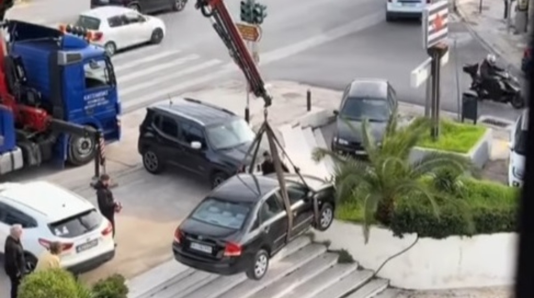 Viral έγινε το αυτοκίνητο που σήκωσαν με ιμάντες για παράνομο παρκάρισμα