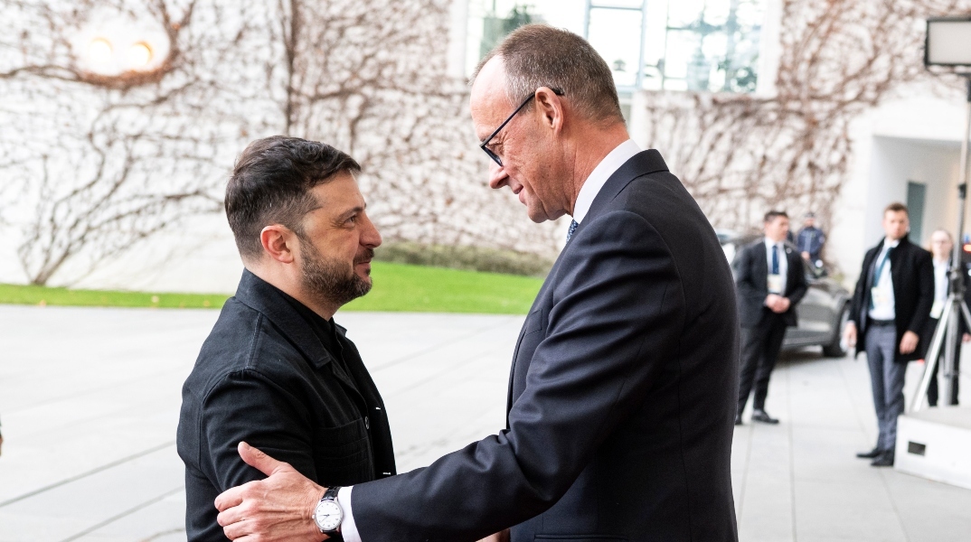 Ο Γερμανός Καγκελάριο Φρίντριχ Μερτς υποδέχεται τον Ουκρανό Πρόεδρο Βολοντίμιρ Ζελένσκι, στην Καγκελαρία για συνομιλίες, στο Βερολίνο της Γερμανίας