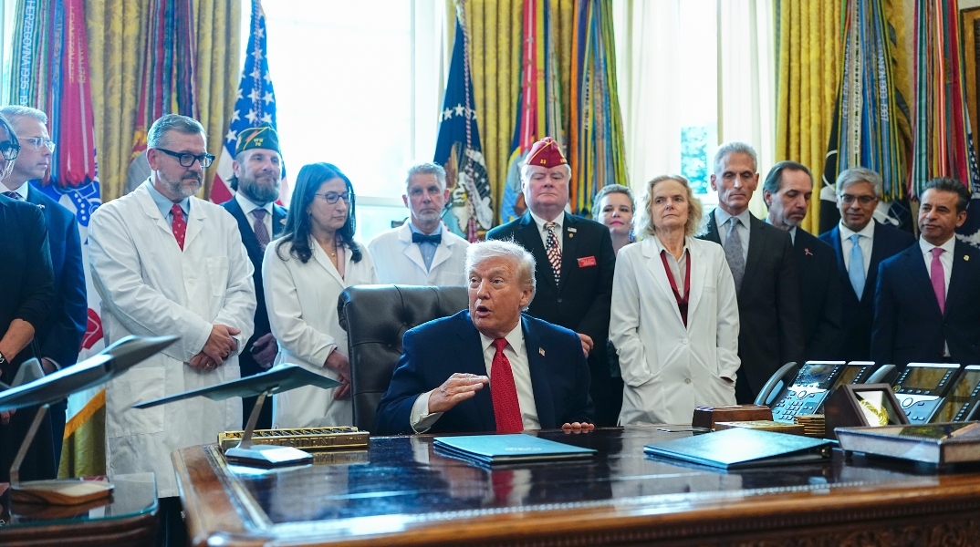 Ο Ντόναλντ Τραμπ υπογράφει εκτελεστικό διάταγμα χαλαρώνοντας τους περιορισμούς για τη μαριχουάνα