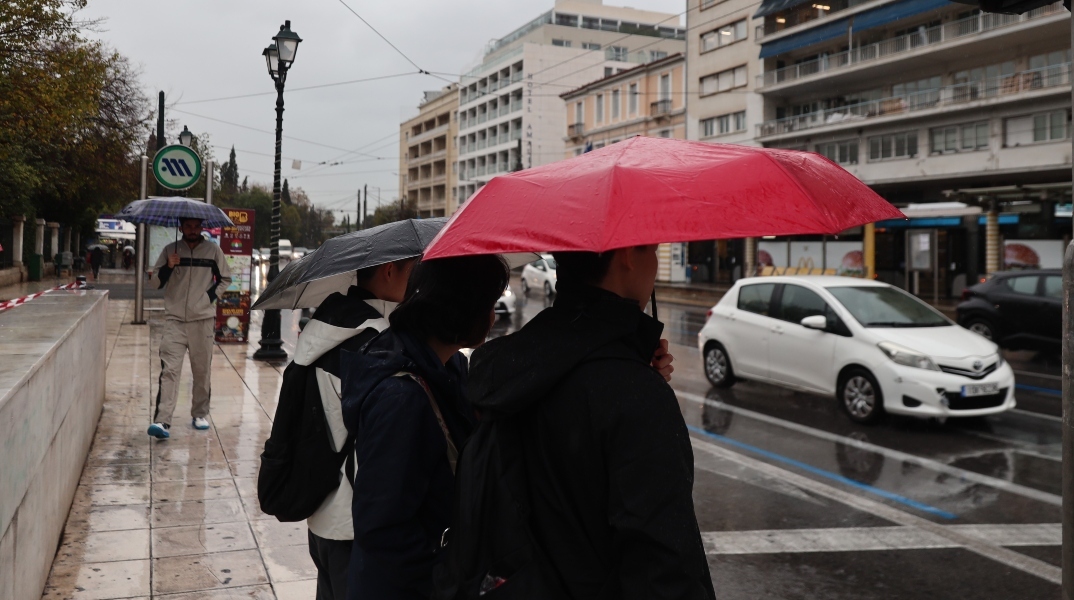 Καιρός, περαστικοι, βροχη