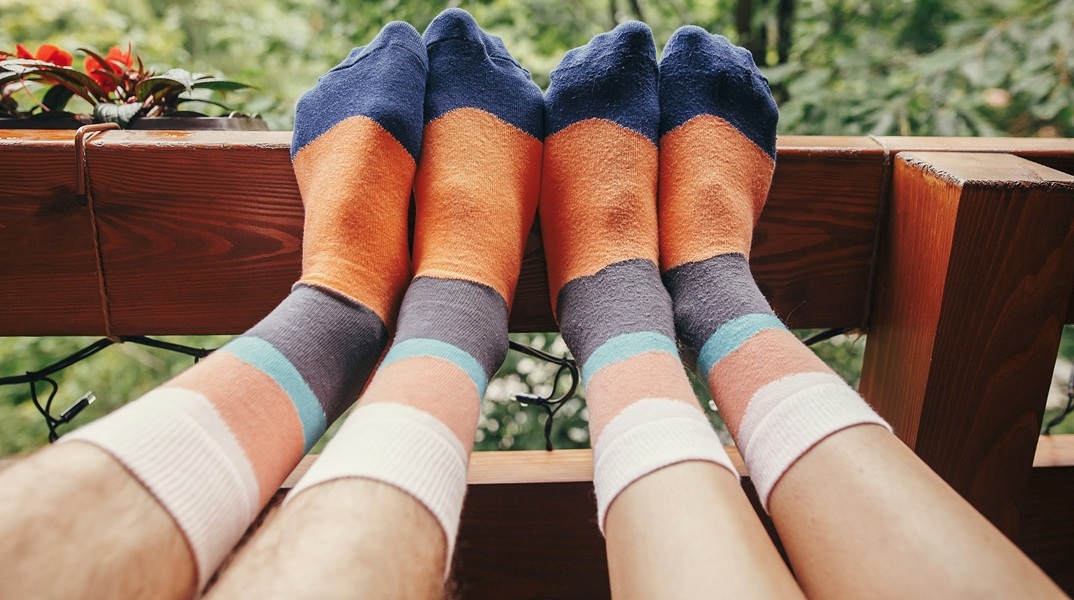 Γιατί δεν πρέπει να φοράμε τις ίδιες κάλτσες δύο φορές, σύμφωνα με τους μικροβιολόγους