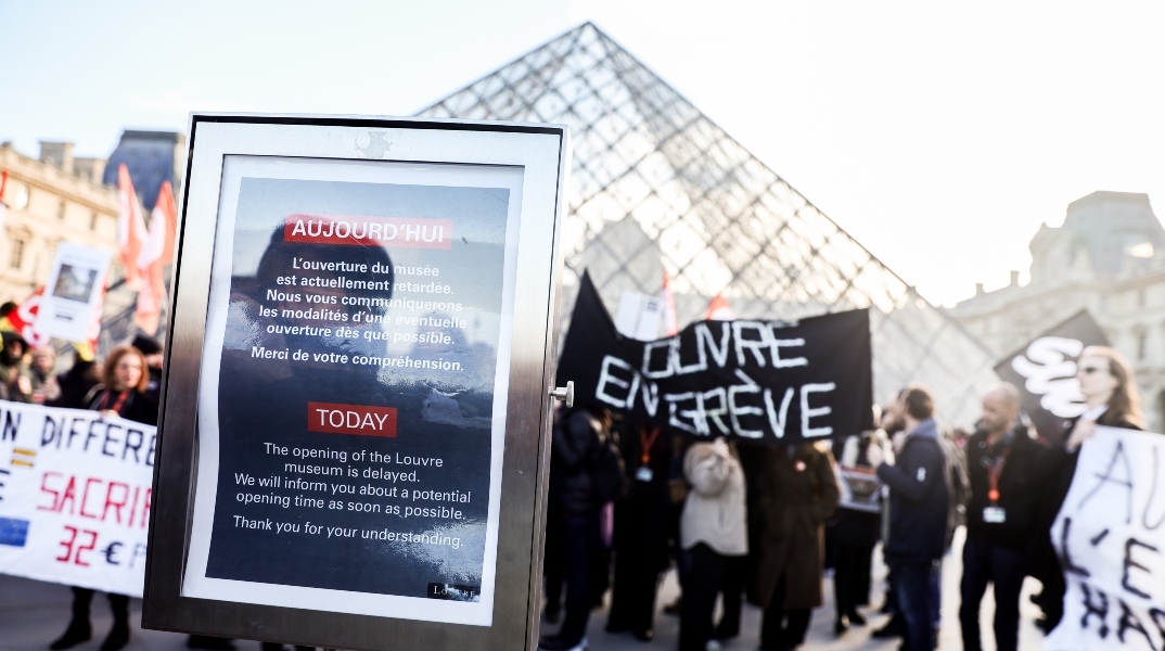 Υπάλληλοι του Λούβρου διαδηλώνουν έξω από το μουσείο
