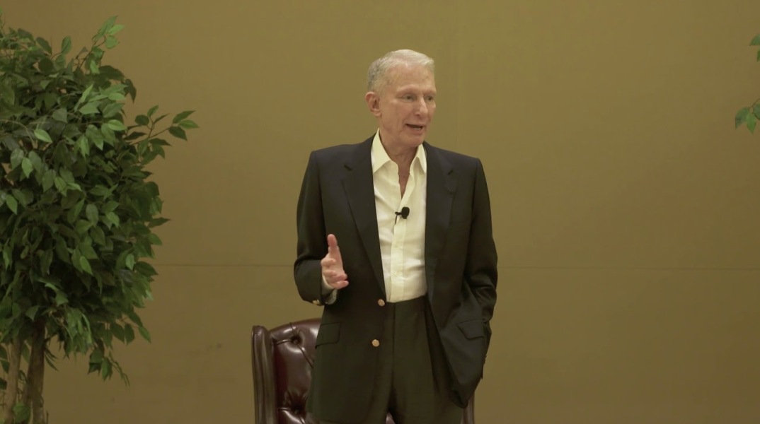 Ο «πατέρας» της αυτοβοήθειας στη δίνη νέων κατηγοριών για κακοποίηση προσωπικού