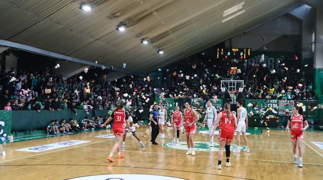 Λεωφόρος: Πράσινες κερκίδες, μεγάλα χαμόγελα | Λούτρινα κουκλάκια στο παρκέ για το «Χαμόγελο του Παιδιού»