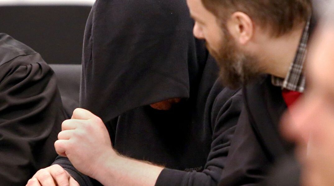 Φυγάς νεοναζί ζητά να δηλωθεί non-binary ενώ αποφεύγει τη φυλακή