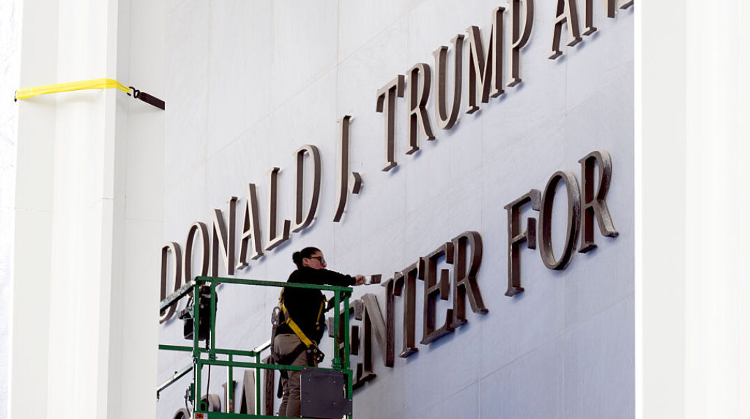Το site του «Trump–Kennedy Center» κατοχυρώθηκε πριν καν βαφτεί το κτίριο