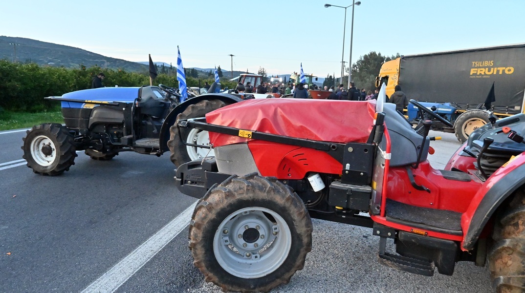 Aγρότες με δεκάδες τρακτέρ έκλεισαν τις σήραγγες των Τεμπών για τα φορτηγά