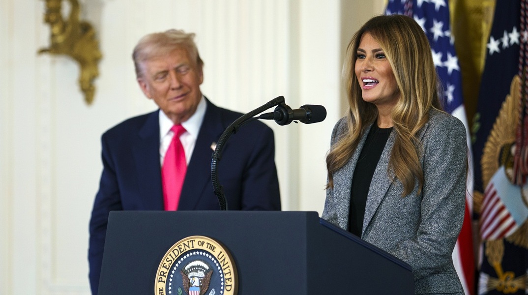 Ο Τραμπ ξέφυγε από την πολιτική και μίλησε για τα εσώρουχα της Μελάνια